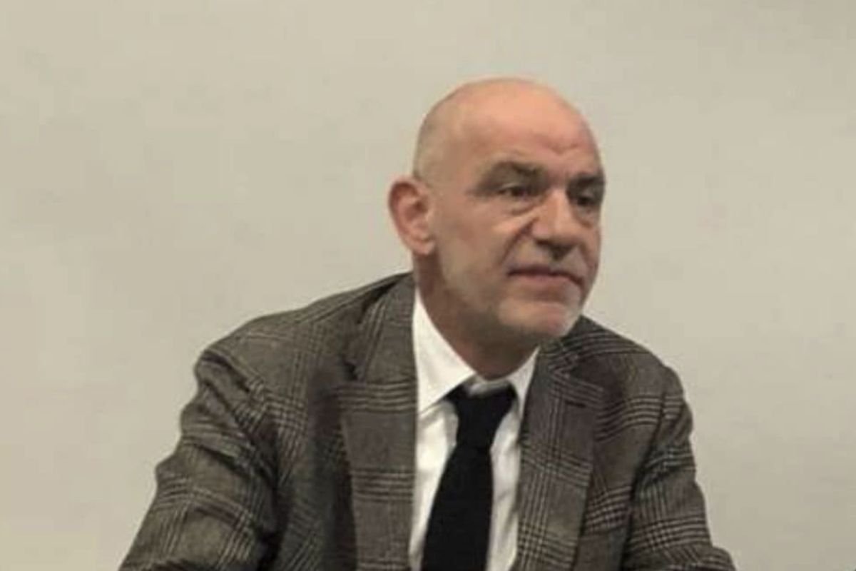 Lauro De Marinis ha iniziato la sua carriera musicale circa otto anni fa, entrando nel circuito del Quarto Blocco, un ambiente che ha favorito