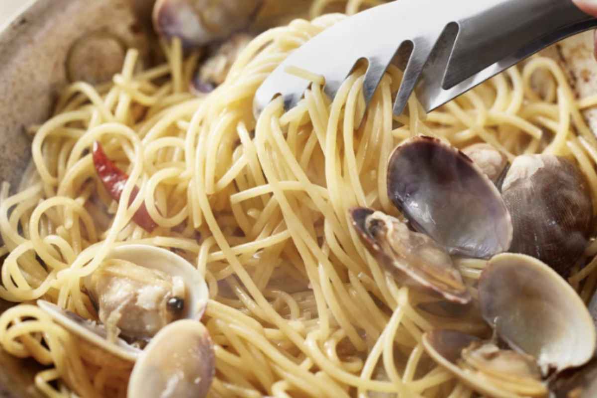 Oltre alla versione classica “in bianco”, la tradizione campana offre numerose varianti per arricchire gli spaghetti alle vongole.