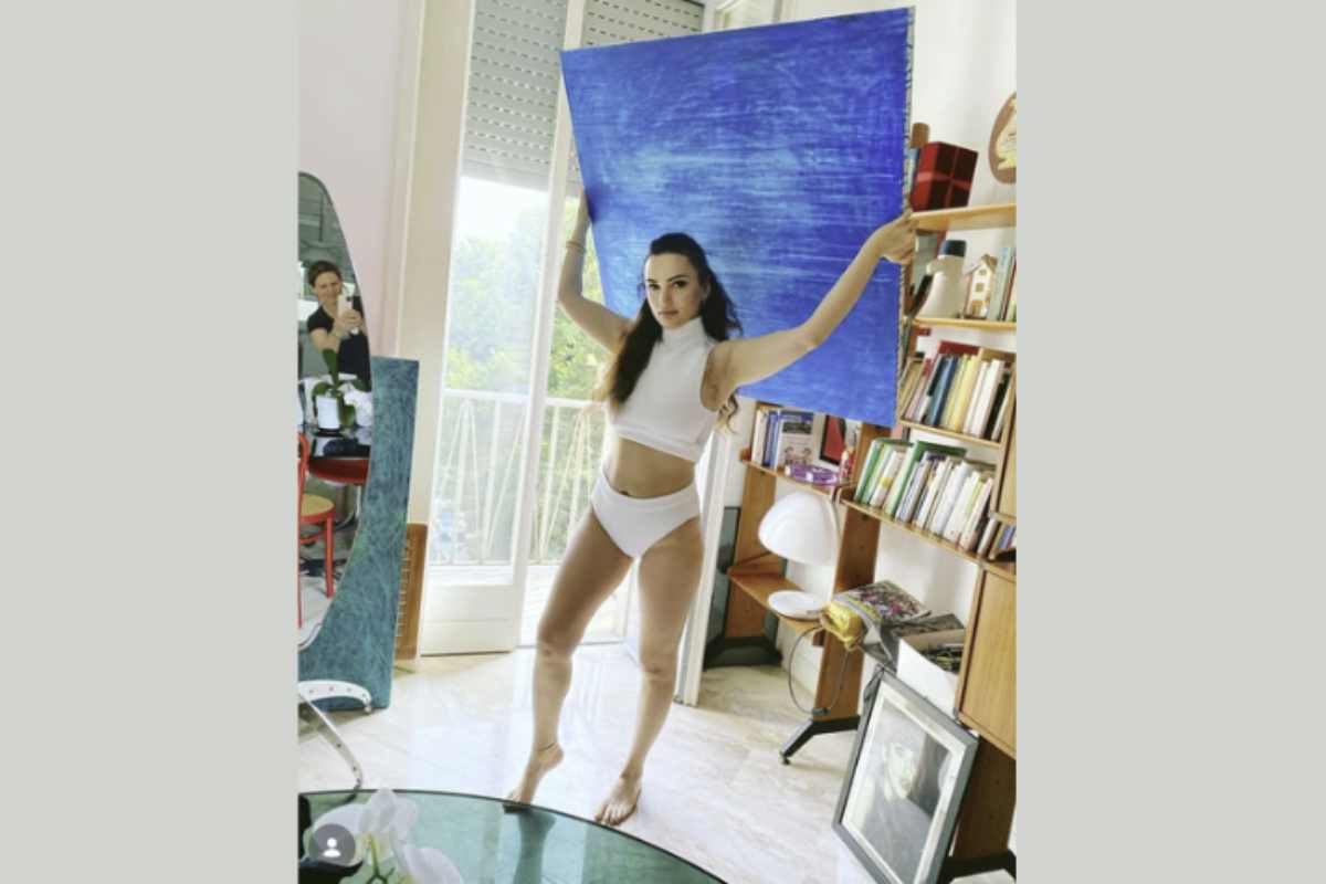 Oltre agli specchi, la dimora ospita una collezione di opere d’arte moderna e contemporanea, selezionate dalla stessa artista con l’intento