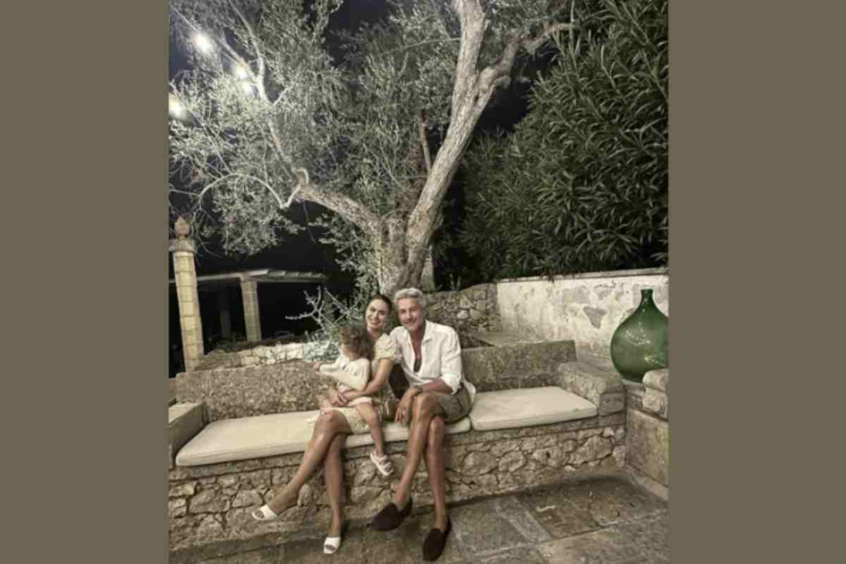 La scelta di vivere in Toscana, terra natale di Farnesi, conferma il valore che l’attore attribuisce alle radici e alla famiglia.