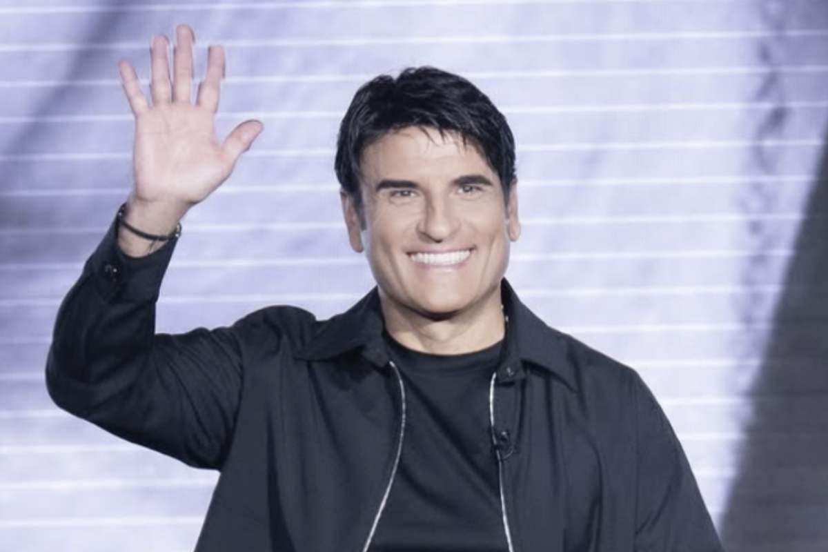 Il cantautore, attore e simbolo della musica partenopea con una carriera che ha attraversato quasi cinque decenni,