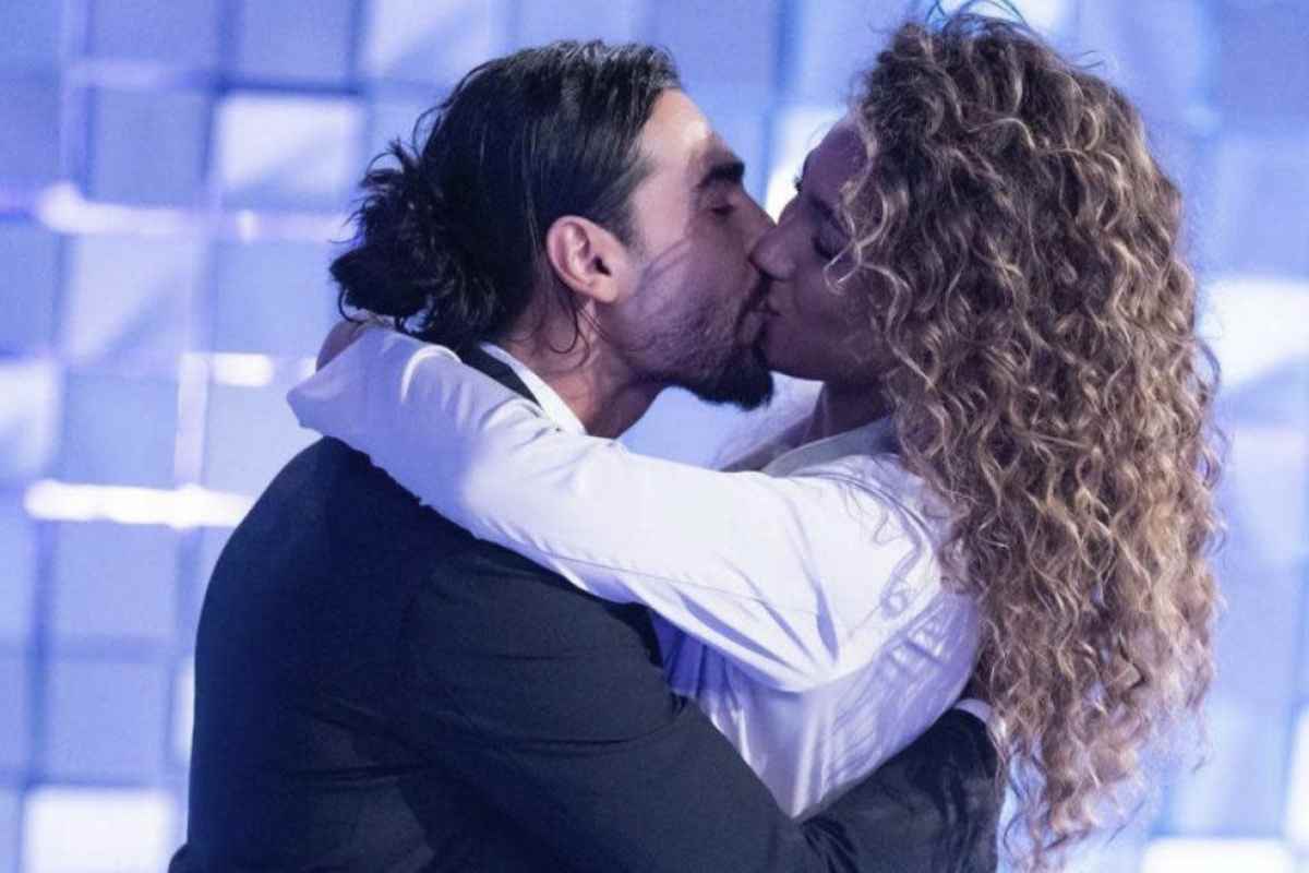 In un’epoca in cui molte celebrità trasformano la propria abitazione in un set da social media, Samira Lui ha scelto un percorso diverso,